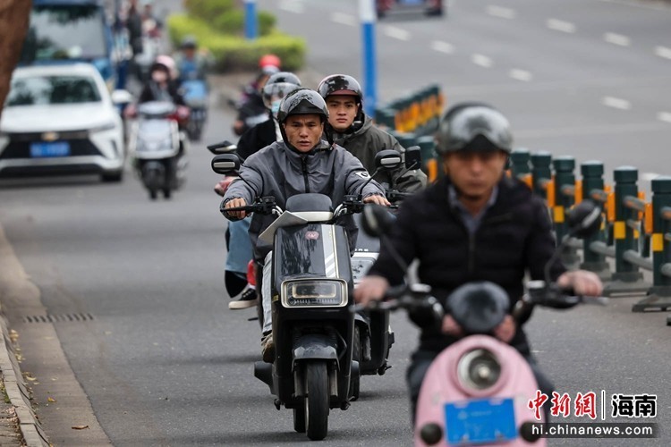 图为市民骑电动自行车出行。骆云飞摄