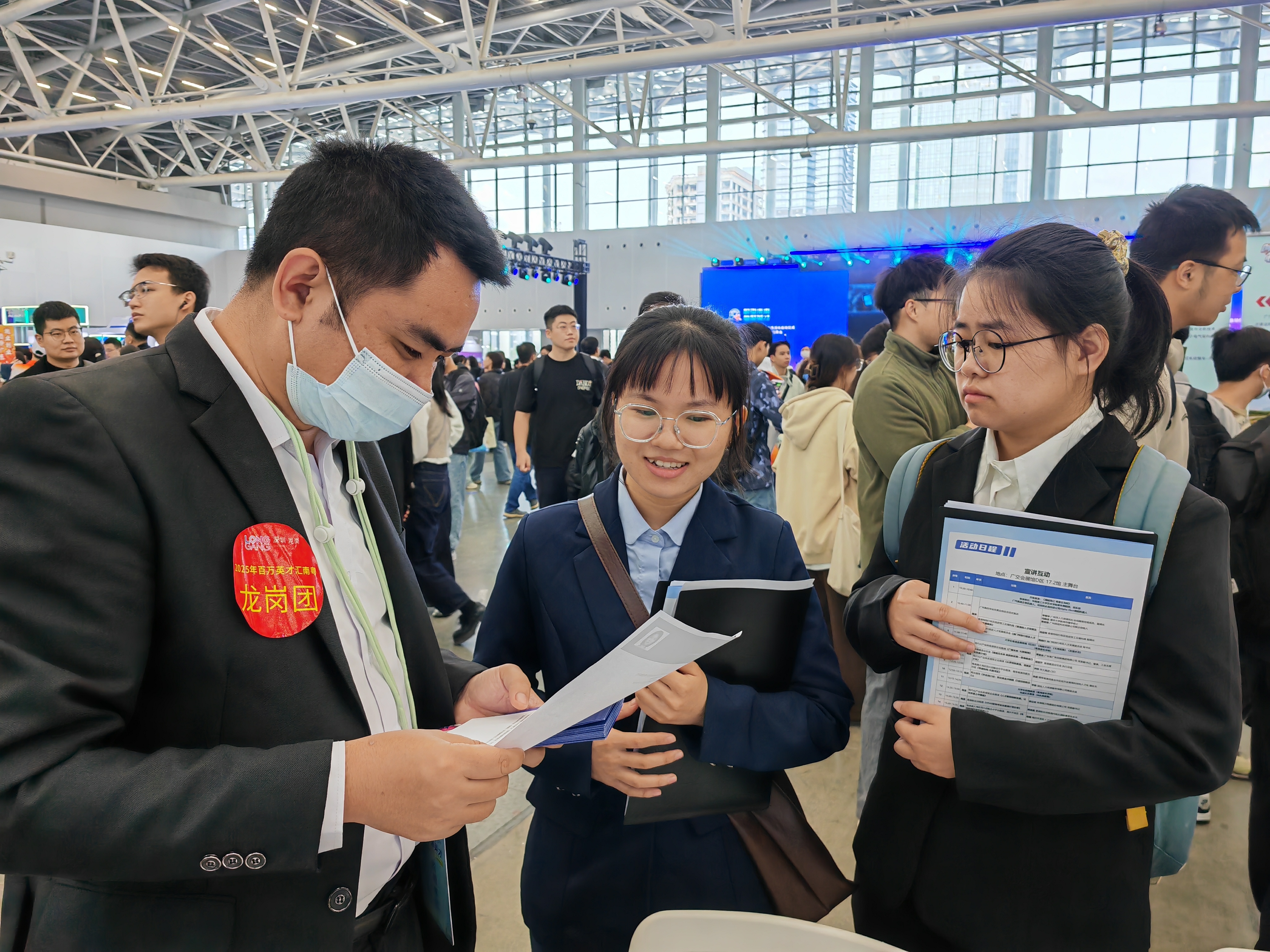 龙岗区携176个50万年薪以上岗位亮相广东省“百万英才汇南粤”招聘会