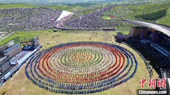 2024年8月4日，第22届九色甘南香巴拉旅游艺术节在甘肃省甘南藏族自治州当周草原开幕。图为开幕式现场锅庄舞表演。（资料图）九美旦增　摄