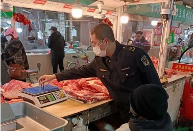 图为市场监督管理局开展集贸市场电子计价秤专项检查工作。