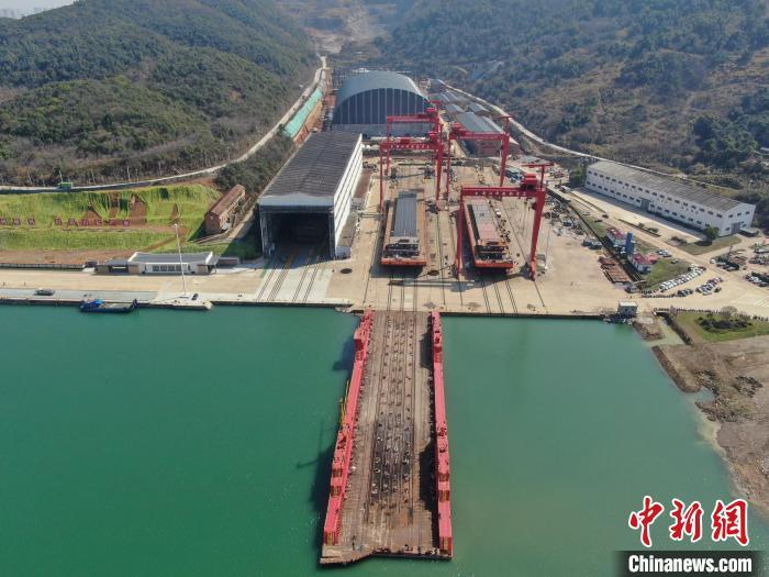 图为航拍江西省新江洲船舶重工有限责任公司的船舶制造厂区，该厂区位于长江之滨的下巢湖畔，拥有稳定开阔的船舶试验水域，通江达海也非常便利。(无人机照片)中新社记者 刘力鑫 摄