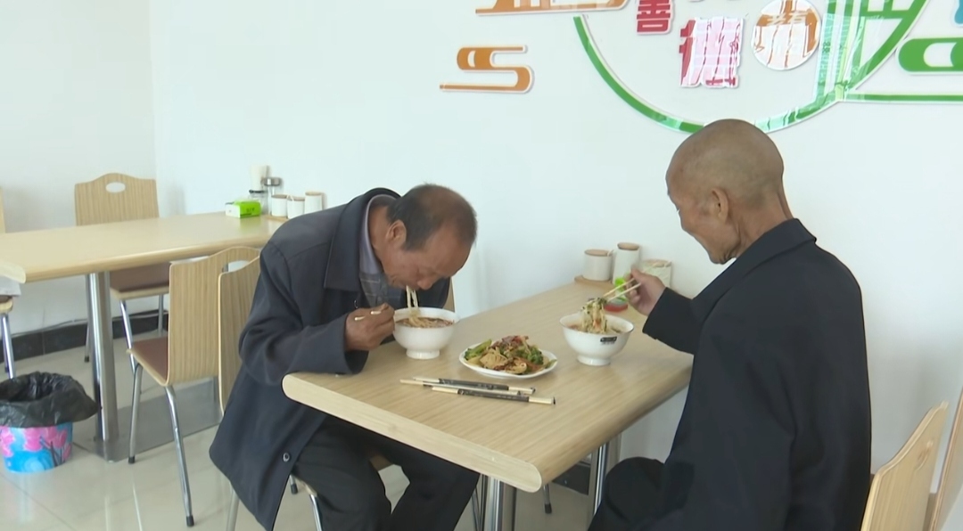 银发族家门口吃上热乎饭　华亭办“食”事惠民生