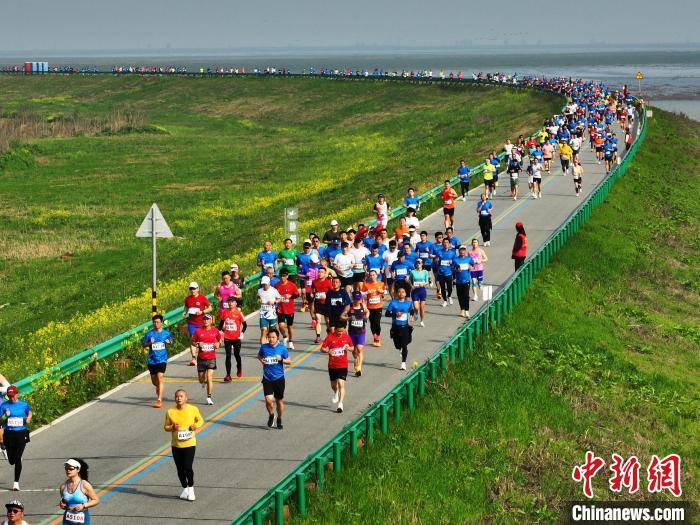 图为2025南昌鄱阳湖半程马拉松比赛现场。赵阳 摄
