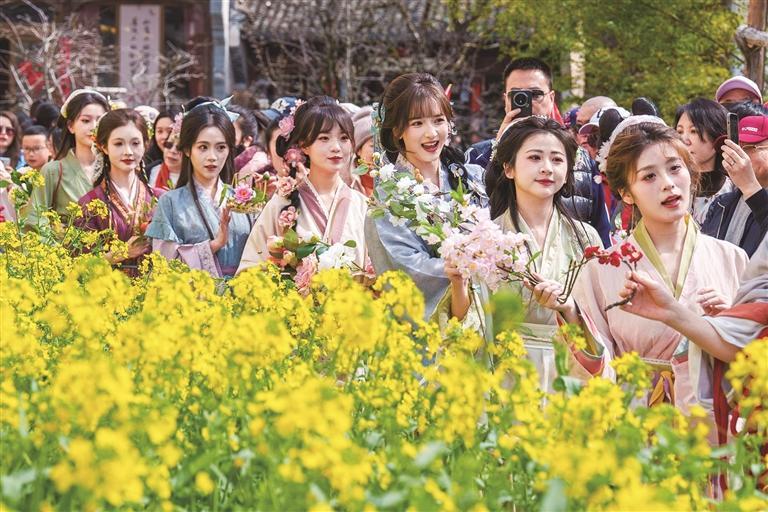 春日篁岭吸引众多游客