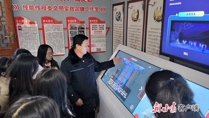 蒲虎勤为游客讲解戏曲历史（本文图片均由崆峒区融媒体中心提供）