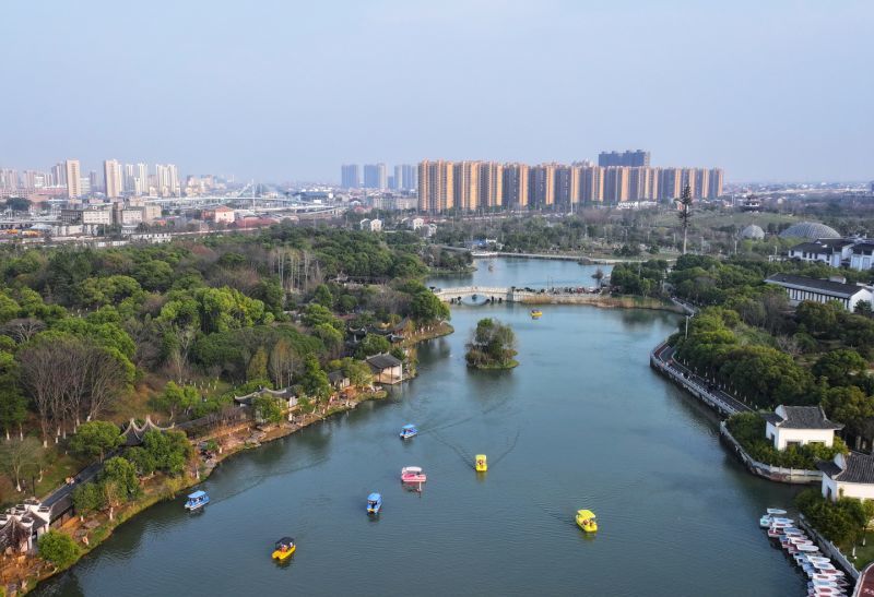 南昌八大山人梅湖风景区市民游客泛舟赏春（图）