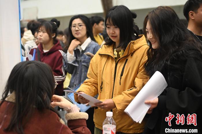 图为双选会现场　中新社记者　李亚龙　摄