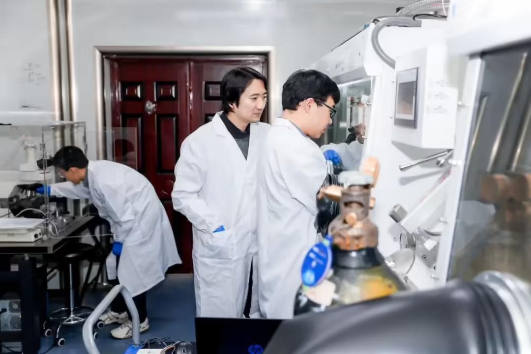 浙江大学研发出微米和纳米钙钛矿LED,为迄今为止已公开最小LED像素