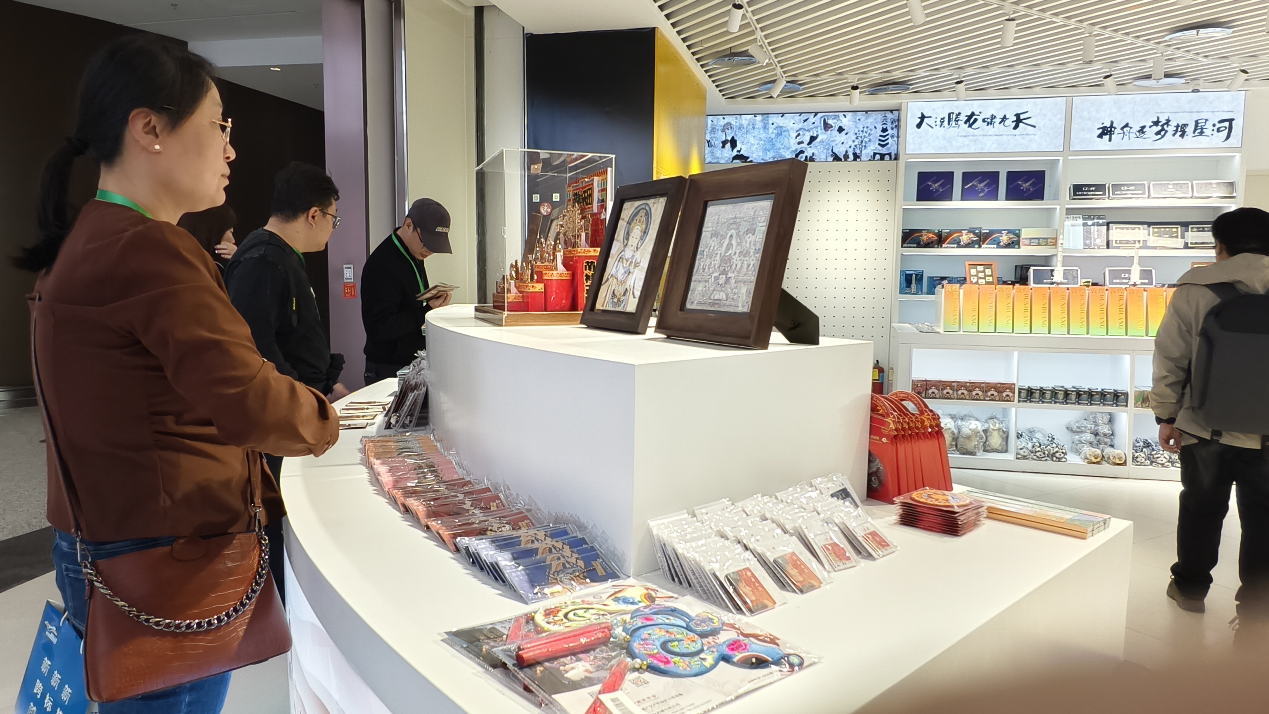 旅客在文创店挑选文创产品