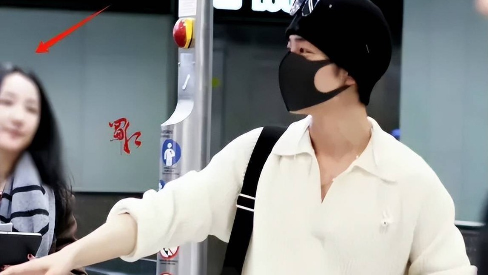 狗仔称顶流跟经纪人姐弟恋，肖战张晶再遭质疑，两人更多细节被扒封面图