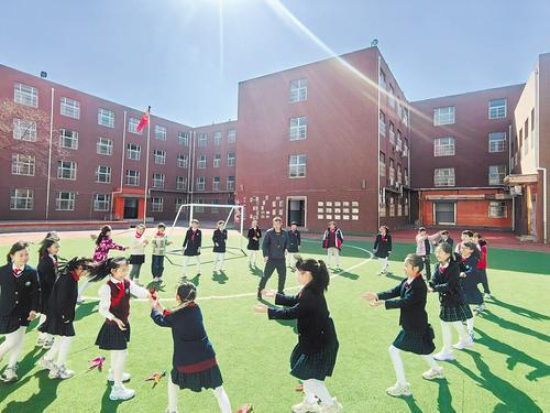 3月17日,石家庄市草场街小学学生在上体育课。 本报记者 陈华摄