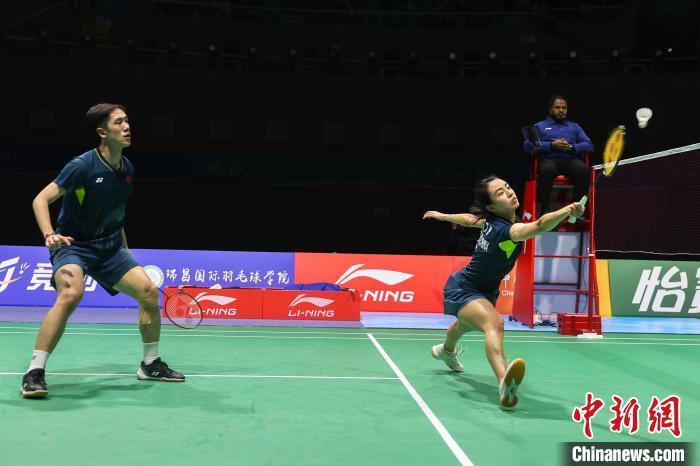 3月16日，2025中国(瑞昌)国际羽毛球大师赛，中国香港组合邓俊文/吴芷柔摘下混双冠军。中新社记者 　刘力鑫 　摄