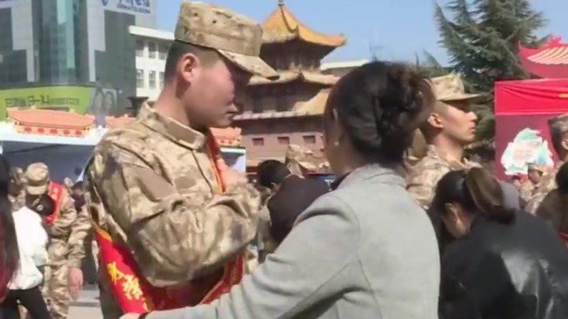 甘肃：青春热血着戎装　英姿勃发踏征程