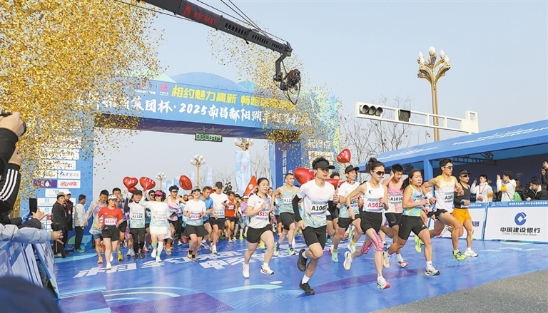 3月16日，2025南昌鄱陽湖半程馬拉松在南昌高新區(qū)鯉魚洲白鶴小鎮(zhèn)鳴槍開跑。本次賽事設(shè)置半程馬拉松和歡樂跑兩個項目，吸引5000名馬拉松愛好者報名參賽。江西日報全媒體記者 張翰林?jǐn)z