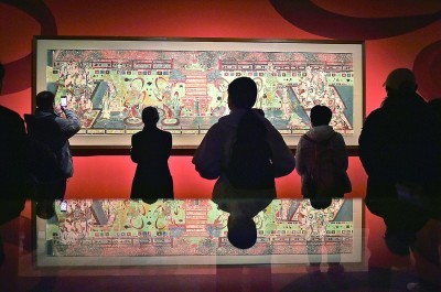 3月11日，观众在中国美术馆参观展览。新华社记者 鲁鹏　摄