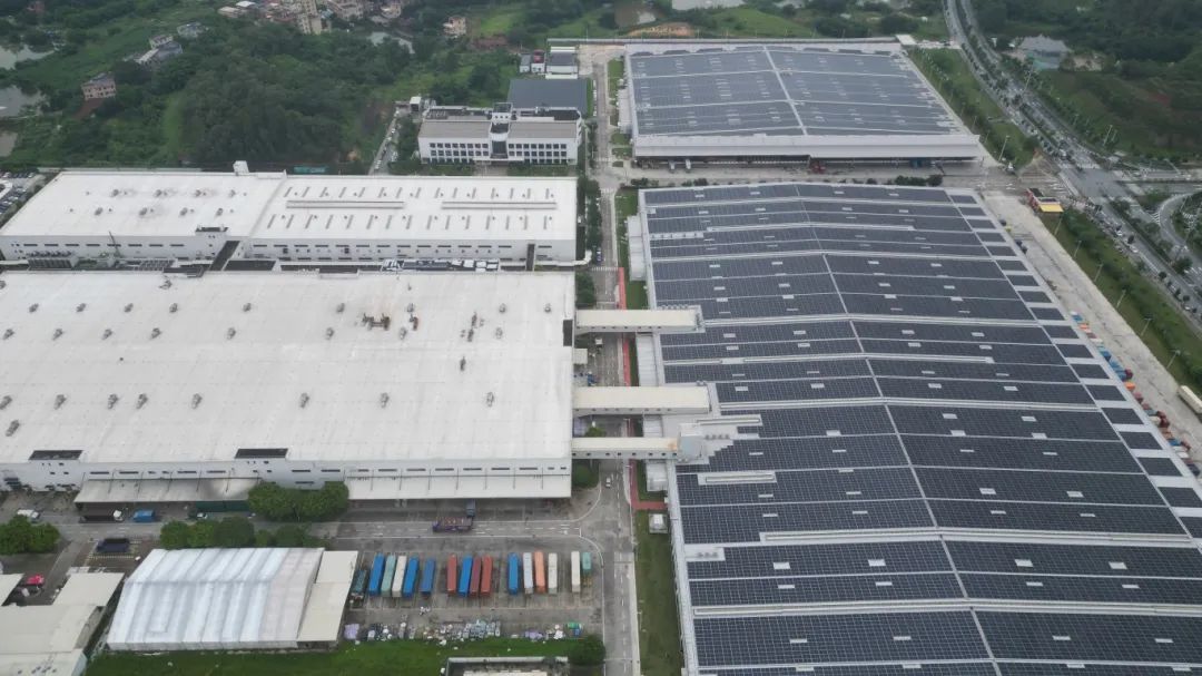 海信视像科技江门工厂分布式光伏装机容量11.4MW（兆瓦），面积达11万多平方米，2023年全年发电量1258万kwh，减碳7371.81tCO2e