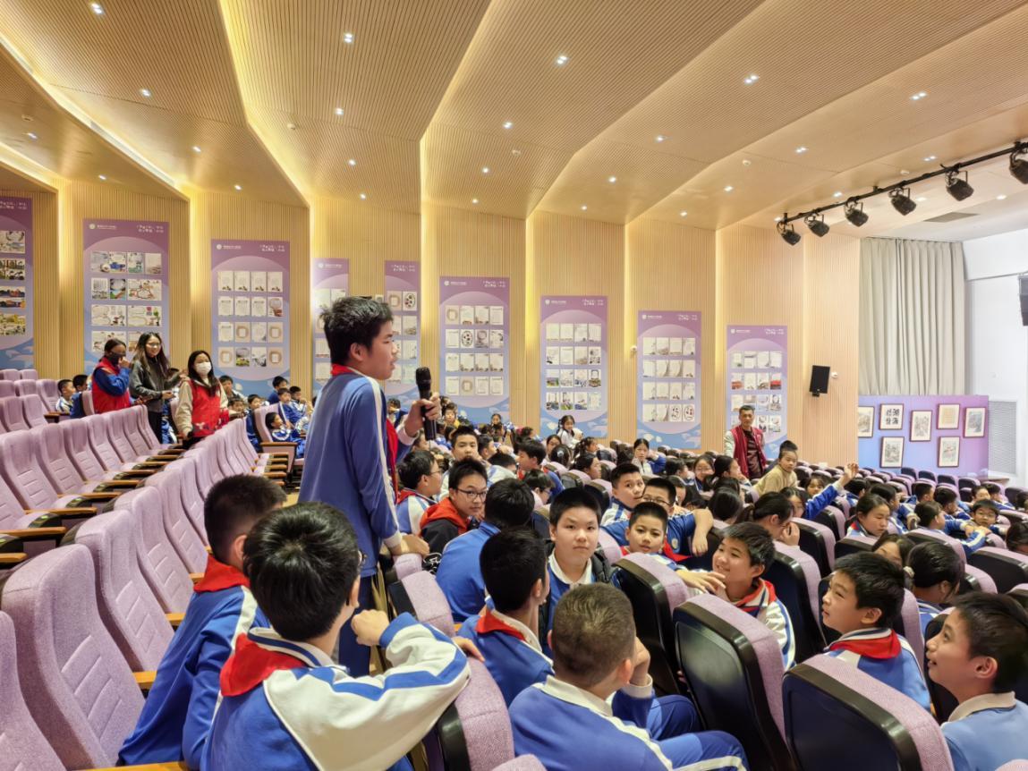 同学们积极提问了解禁毒知识