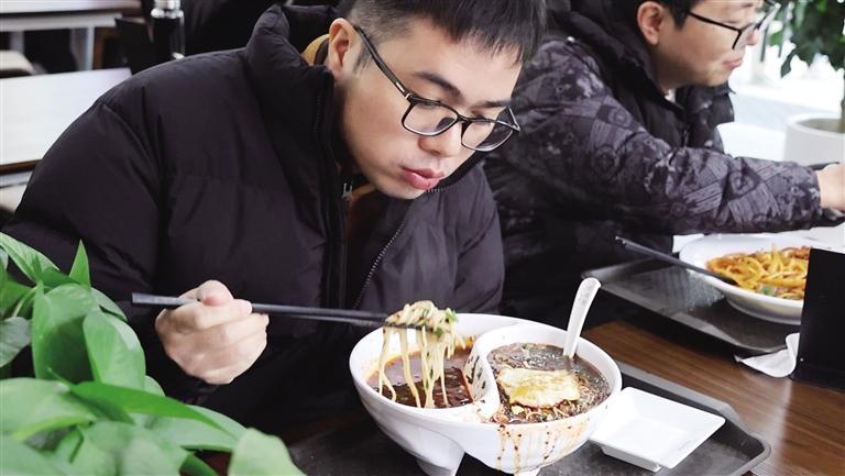 在舌尖尖兰州牛肉拉面成都天府长岛店,食客品尝鸳鸯牛肉拉面。