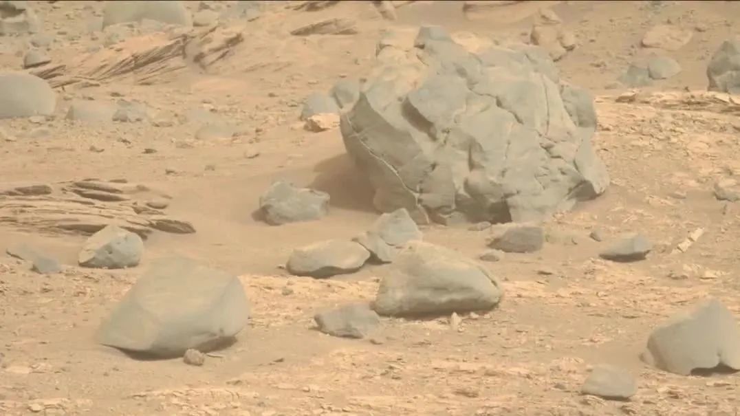 看！这里是火星表面，很不一样的感觉