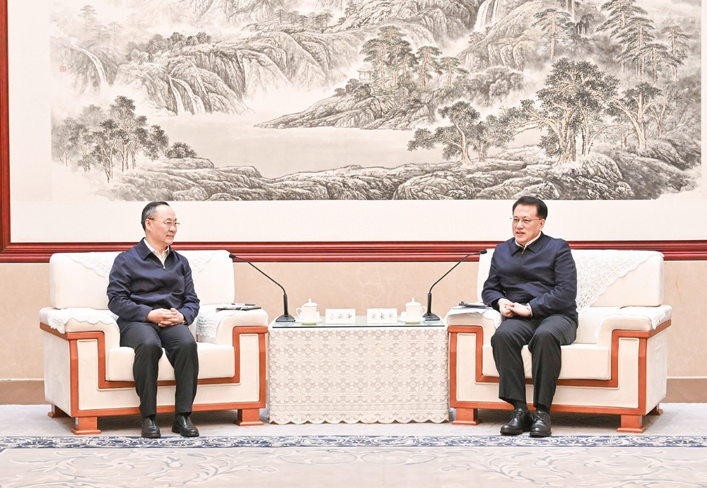 3月18日下午，重庆市委书记袁家军会见国家金融监督管理总局党委书记、局长李云泽。记者 刘力 摄