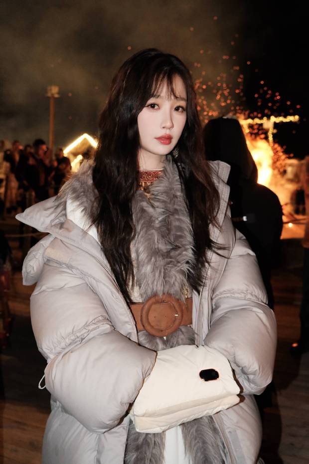 虞书欣秀发乌黑靓丽。