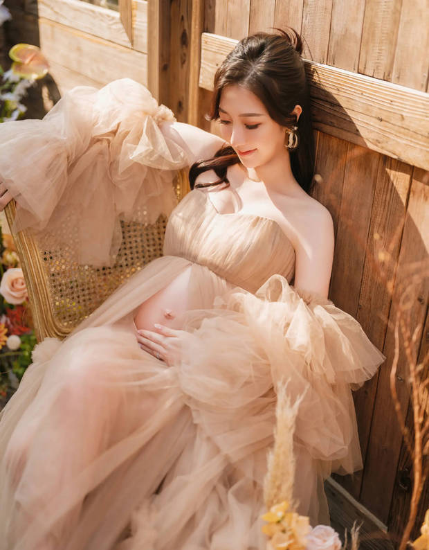 何依婷大方展现天鹅颈。