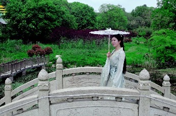 第四届湖南旅发大会 |又到了君山岛最美的季节，莫负春日好时光，就来君山寻一片“只此青绿”吧。