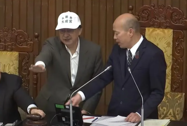 柯建铭（左）上主席台抢韩国瑜议事槌。图源：台湾中天新闻