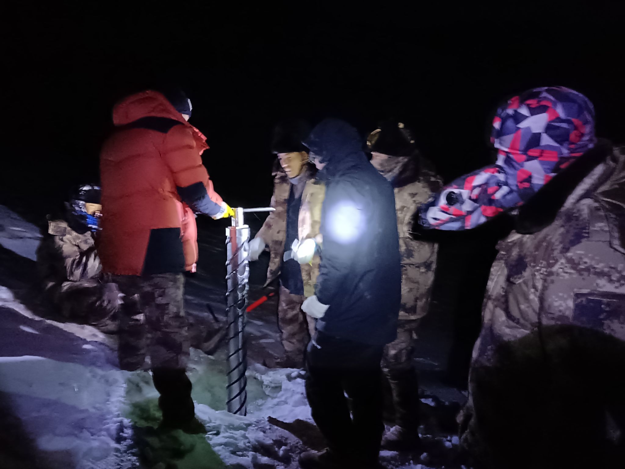 2023年在普若岗日冰原8号冰川末端进行冰芯钻取