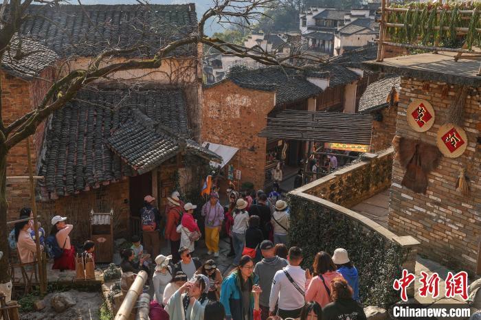 图为3月20日，江西婺源县篁岭古村，众多游客漫步古街巷中观光游览。刘力鑫 摄