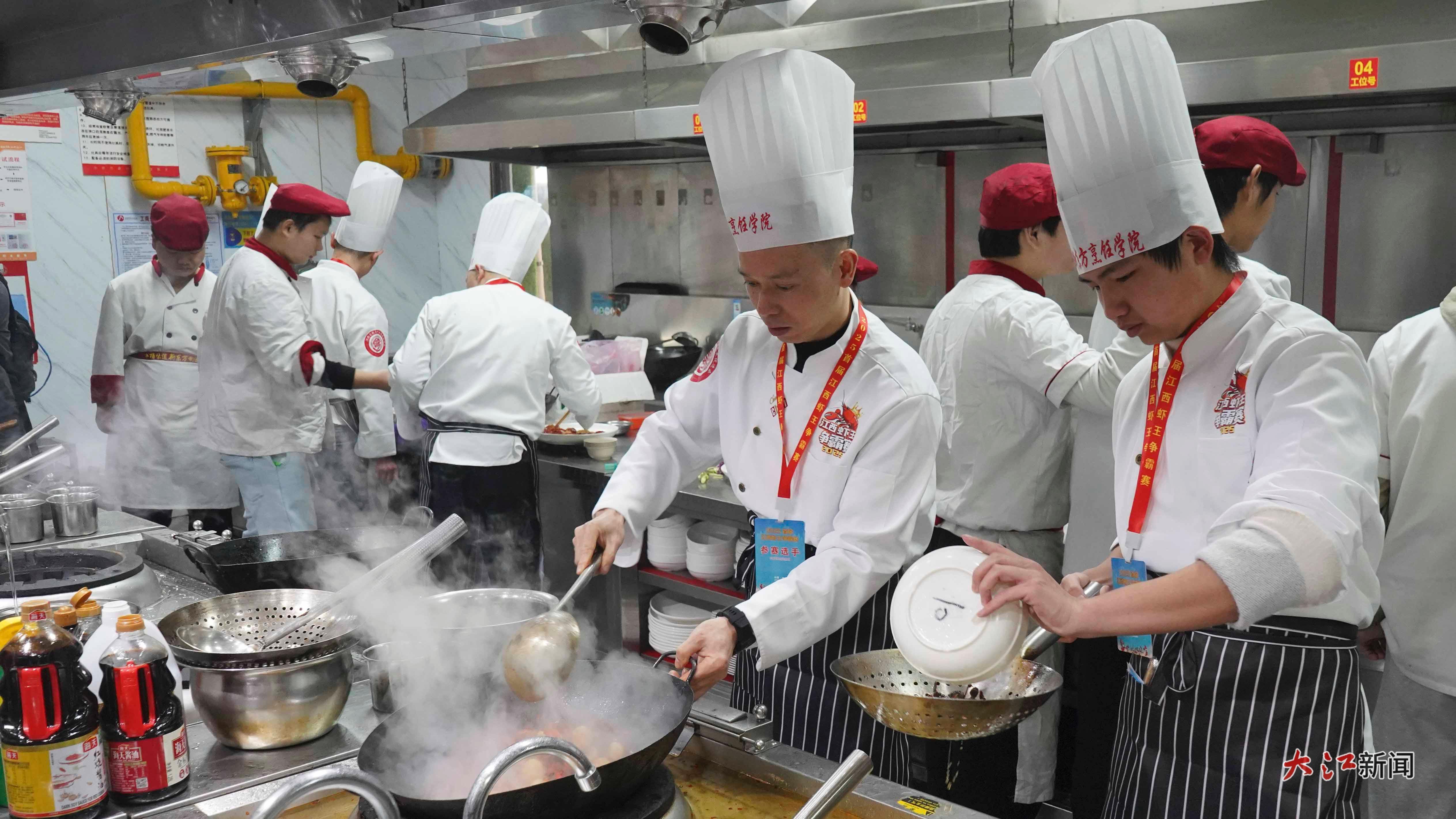 参赛选手正在烹饪