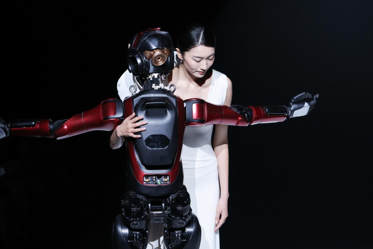 机器人与模特互动