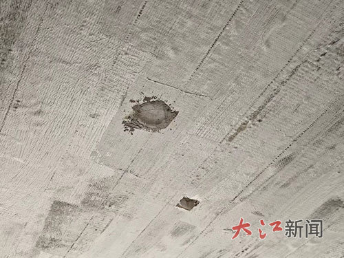 鑒定機構留下的穿透樓板的小孔