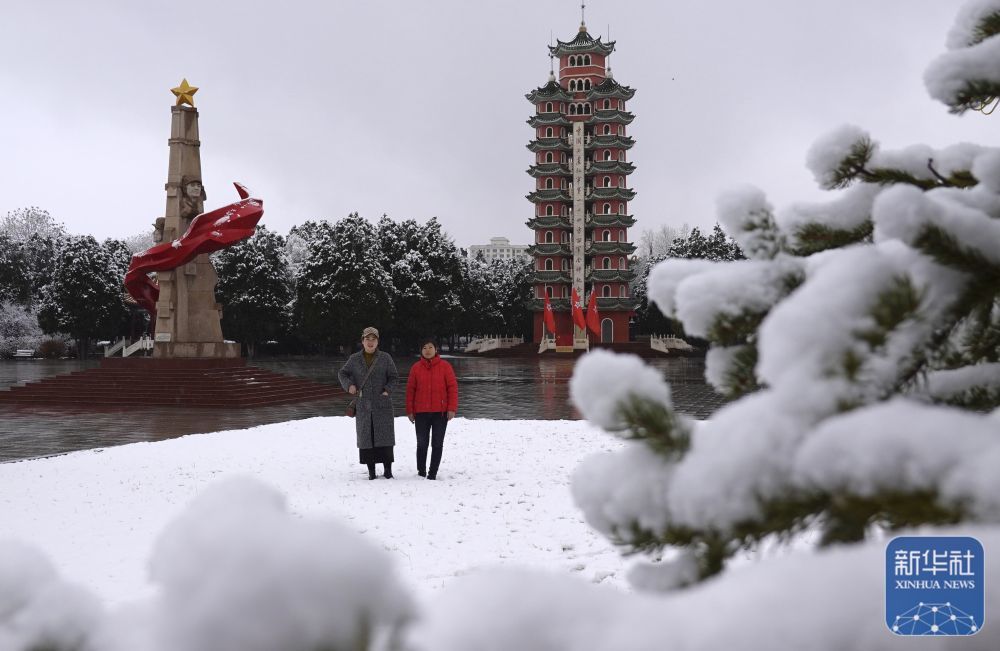 ↑3月14日，游客冒雪参观甘肃省白银市会宁县红军会宁会师旧址景区。新华社发（常琦彪　摄）