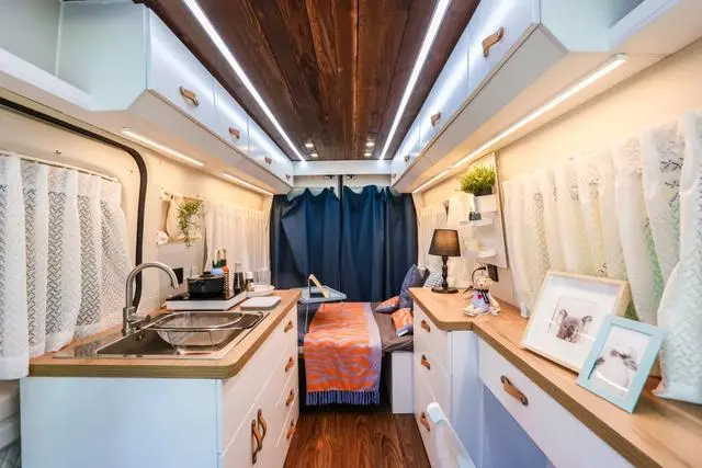 床车推荐大通Vanlife官方定制轻客：空间大、功能全，自驾露营不将就！