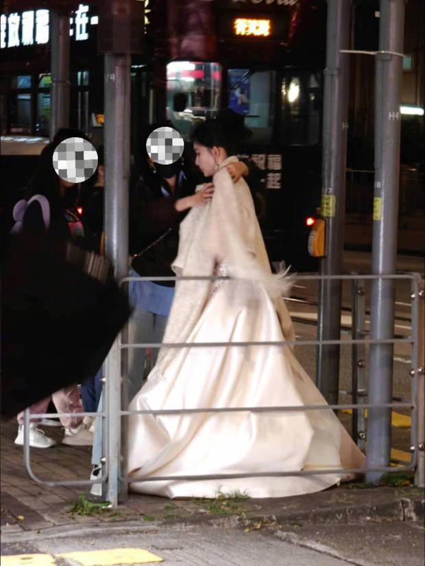 孟子义身形纤瘦。