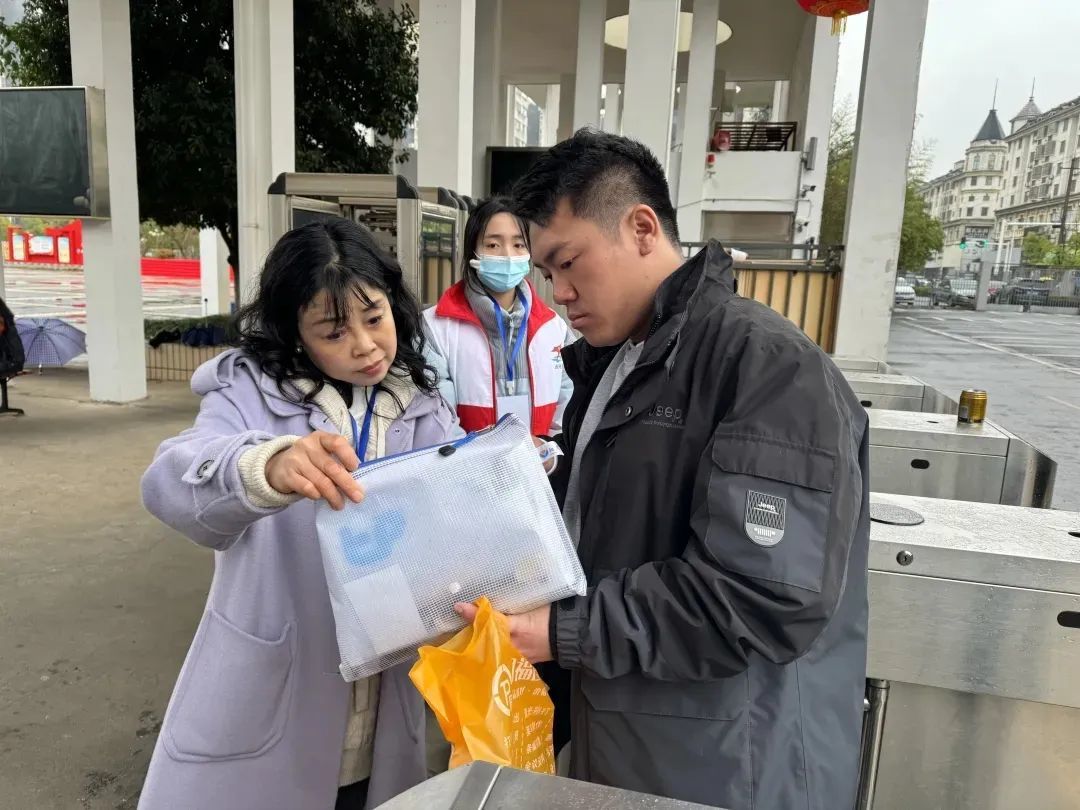 市思源实验学校考点工作人员进行考生证件核查。(2024年资料图)