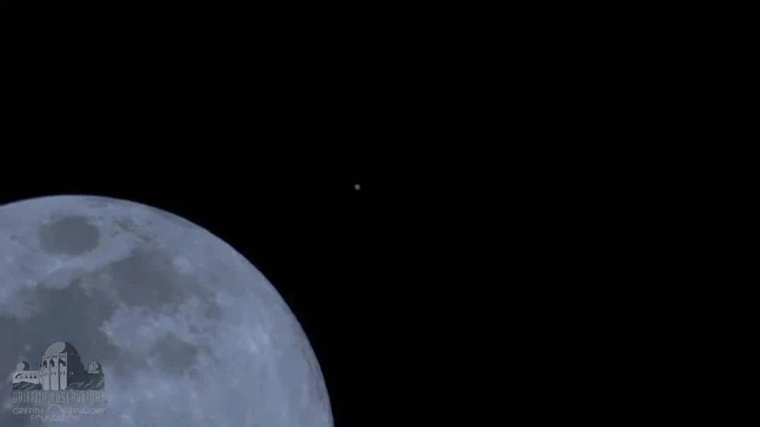 壮观了，火星被月亮遮住了，但又出来了