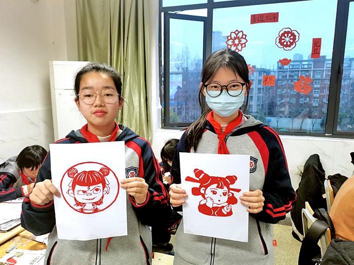 学生展示手工作品“哪吒”剪纸 通讯员供图