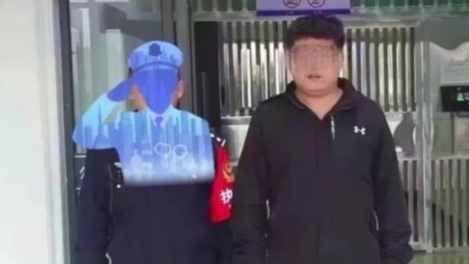 男子盗用前女友及女性朋友身份，分饰三角网恋15个月骗20万