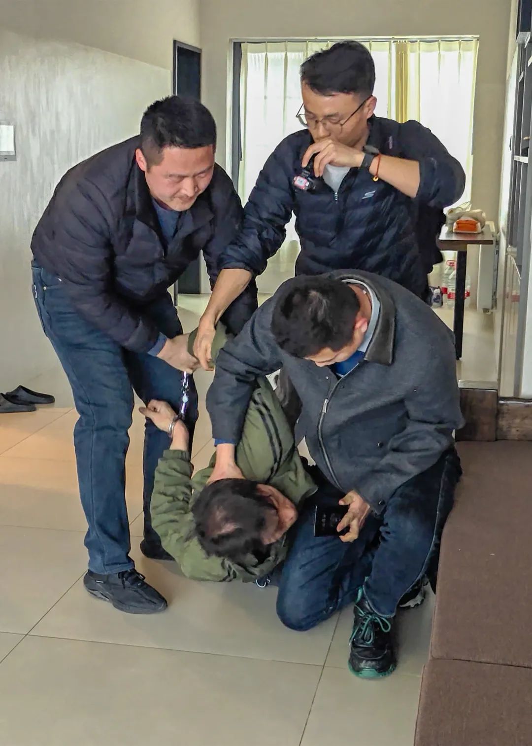 ▲2月28日，南京警方在武汉某小区抓获犯罪嫌疑人。