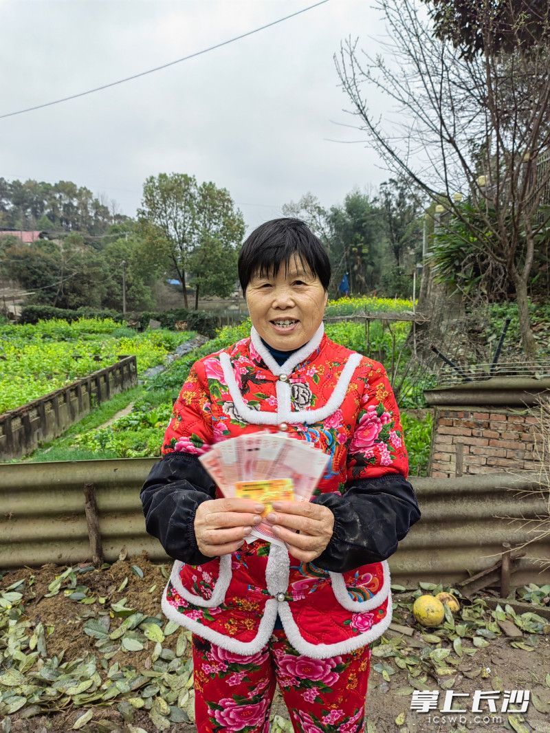 沈春来领到了来自市农村产权交易中心的交易款项。 长沙晚报通讯员 张颜 供图