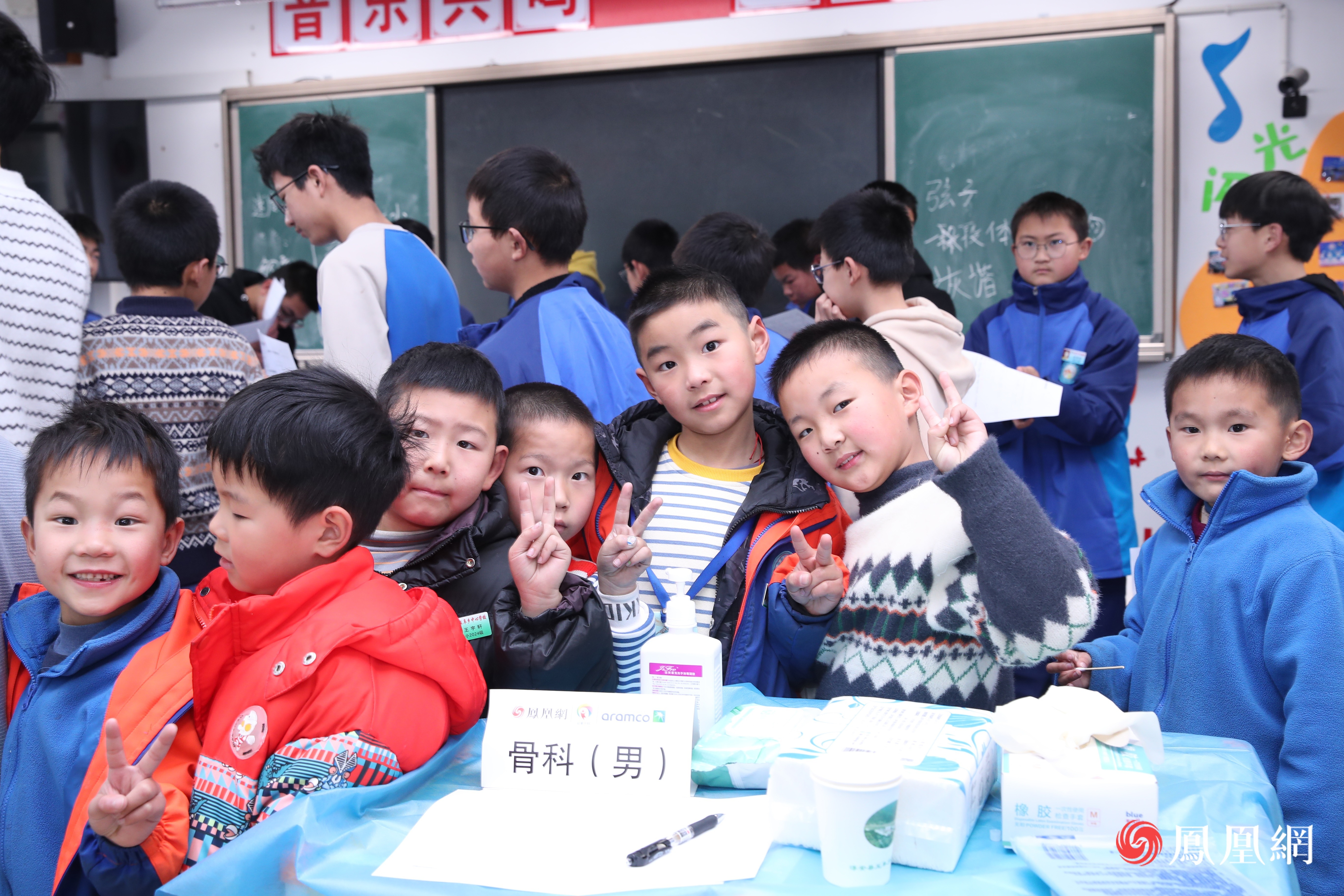 王阜乡中心学校的孩子们排队等候检查