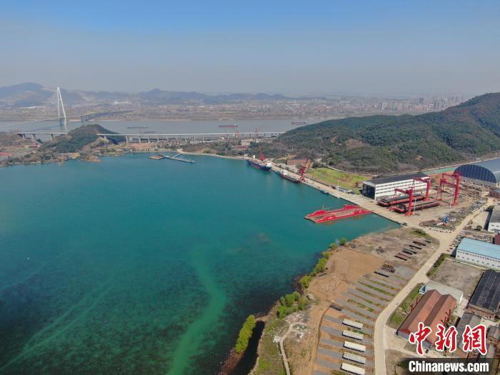 图为航拍江西省新江洲船舶重工有限责任公司的船舶制造厂区，该厂区位于长江之滨的下巢湖畔，拥有稳定开阔的船舶试验水域，通江达海也非常便利。(无人机照片)中新社记者 刘力鑫 摄