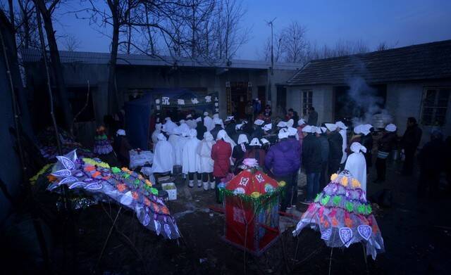 路遇出殡，梦中的让开与心灵的启示