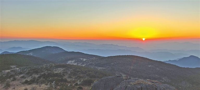 3月18日，武夷山脈主峰黃崗山上紅日噴薄而出，壯美如畫。