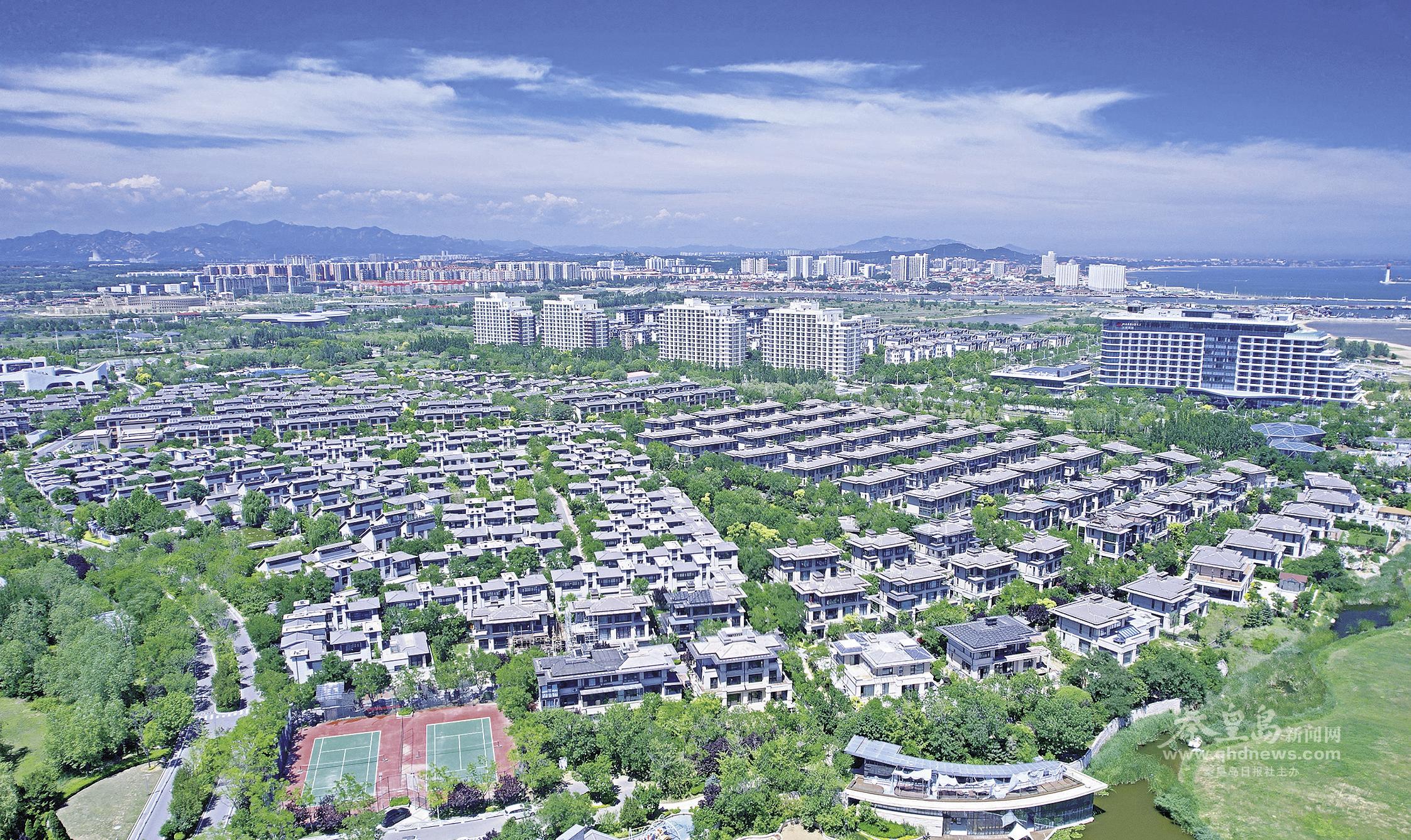 鸟瞰北戴河新区远洋蔚蓝海岸度假区。 本报 记者 李铎 刘剑 摄