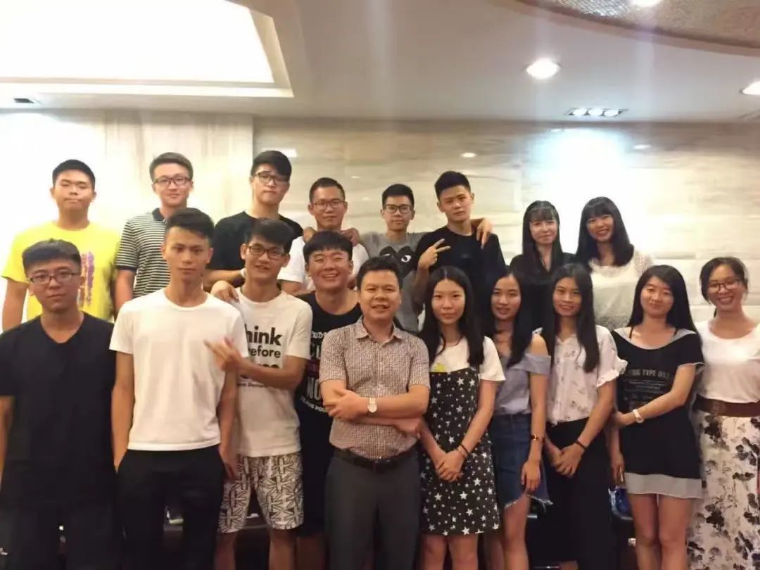 △严俊强与初中同学探望曾祥勇校长