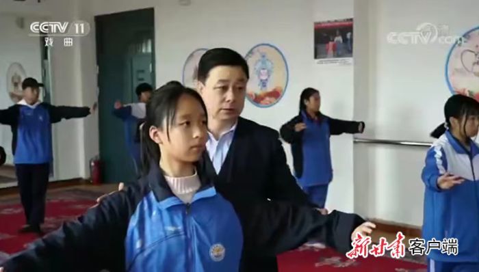 戏曲课堂上，蒲虎勤精心指导孩子们学戏。