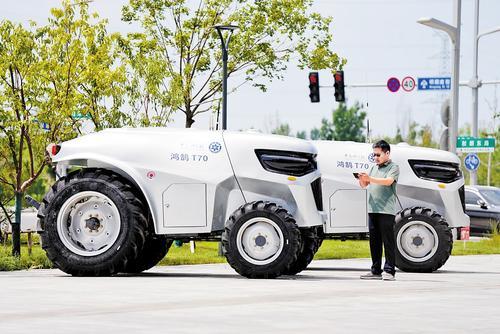 2024年8月1日，中国科学院雄安创新研究院筹建组成员杨波，展示操作鸿鹄智能农业机械装备。（本报资料片）本报记者 李畅摄